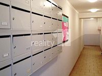  Byt 1+1 s parkovacím stáním, v Praze 12 (4) Točná - 13