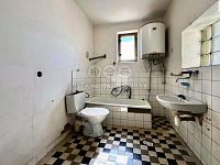 Rodinný dům se zahradou a garáží - 11