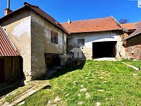 Rodinný dům s menší zahradkou a garáží - 15