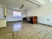 Rodinný dům s menší zahradkou a garáží - 5