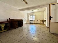 Rodinný dům s menší zahradkou a garáží - 6