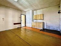 Rodinný dům s menší zahradkou a garáží - 7