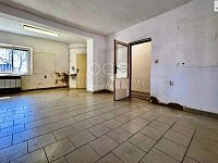 Rodinný dům s menší zahradkou a garáží - 8