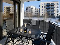 Byt  3+kk s dvěma balkóny, jedním parkovacím stáním v garáži a sklepem v Praze 9, Vysočany - balkon s posezením, grilem