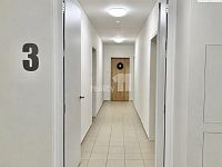 Byt  3+kk s dvěma balkóny, jedním parkovacím stáním v garáži a sklepem v Praze 9, Vysočany - chodba