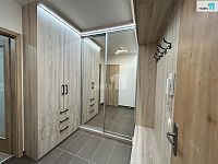 Byt  3+kk s dvěma balkóny, jedním parkovacím stáním v garáži a sklepem v Praze 9, Vysočany - chodba s vestavěnou osvětlenou skříní