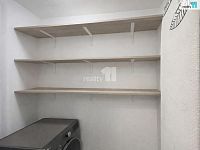 Byt  3+kk s dvěma balkóny, jedním parkovacím stáním v garáži a sklepem v Praze 9, Vysočany - komora se vstupem z chodby