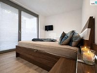 Byt  3+kk s dvěma balkóny, jedním parkovacím stáním v garáži a sklepem v Praze 9, Vysočany - ložnice se vstupem na balkonem