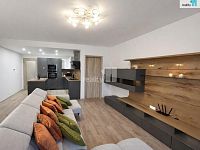 Byt  3+kk s dvěma balkóny, jedním parkovacím stáním v garáži a sklepem v Praze 9, Vysočany