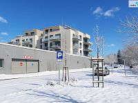 Byt  3+kk s dvěma balkóny, jedním parkovacím stáním v garáži a sklepem v Praze 9, Vysočany - vjezd do garáže