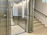 Byt  3+kk s dvěma balkóny, jedním parkovacím stáním v garáži a sklepem v Praze 9, Vysočany - výtah