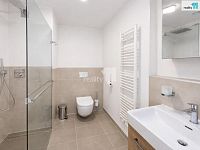 Byt  3+kk s dvěma balkóny, jedním parkovacím stáním v garáži a sklepem v Praze 9, Vysočany - koupelna s WC