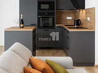 Byt  3+kk s dvěma balkóny, jedním parkovacím stáním v garáži a sklepem v Praze 9, Vysočany - kuchyně se spotřebiči