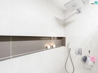 Byt  3+kk s dvěma balkóny, jedním parkovacím stáním v garáži a sklepem v Praze 9, Vysočany - sprchový kout