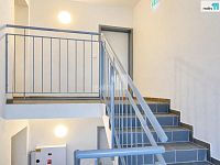 Byt 1kk, 37,09 m2 s balkonem a parkovacím stáním v Nehvizdech - schodiště