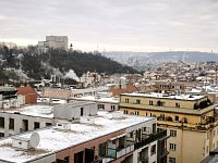 K pronájmu prosluněný 2+1 (68 m²) s výhledem na Prahu – ideální jako ateliér či kancelář