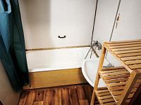 K pronájmu prosluněný 2+1 (68 m²) s výhledem na Prahu – ideální jako ateliér či kancelář - 13