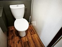 K pronájmu prosluněný 2+1 (68 m²) s výhledem na Prahu – ideální jako ateliér či kancelář - 14