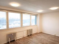 K pronájmu prosluněný 2+1 (68 m²) s výhledem na Prahu – ideální jako ateliér či kancelář - 2