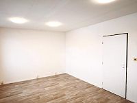 K pronájmu prosluněný 2+1 (68 m²) s výhledem na Prahu – ideální jako ateliér či kancelář - 3