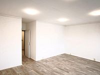 K pronájmu prosluněný 2+1 (68 m²) s výhledem na Prahu – ideální jako ateliér či kancelář - 4