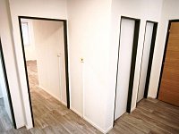 K pronájmu prosluněný 2+1 (68 m²) s výhledem na Prahu – ideální jako ateliér či kancelář - 5