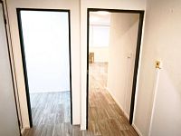 K pronájmu prosluněný 2+1 (68 m²) s výhledem na Prahu – ideální jako ateliér či kancelář - 6