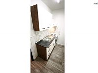 K pronájmu prosluněný 2+1 (68 m²) s výhledem na Prahu – ideální jako ateliér či kancelář - 7