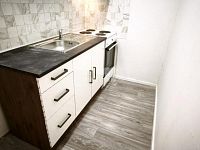 K pronájmu prosluněný 2+1 (68 m²) s výhledem na Prahu – ideální jako ateliér či kancelář - 9