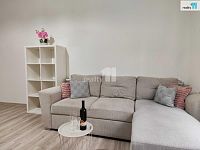 Prostorné 2+kk (52 m²) na Radlické: Město za dveřmi, absolutní klid v ložnici - 12