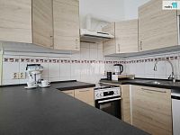 Prostorné 2+kk (52 m²) na Radlické: Město za dveřmi, absolutní klid v ložnici - 4