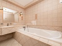 Pronájem slunného bytu 2+kk (78 m²) se dvěma balkony a nádherným výhledem na Prahu - 11