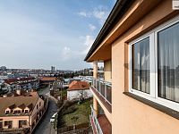 Pronájem slunného bytu 2+kk (78 m²) se dvěma balkony a nádherným výhledem na Prahu - 15