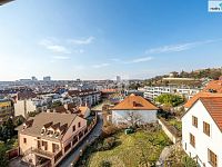 Pronájem slunného bytu 2+kk (78 m²) se dvěma balkony a nádherným výhledem na Prahu - 17