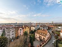 Pronájem slunného bytu 2+kk (78 m²) se dvěma balkony a nádherným výhledem na Prahu - 18