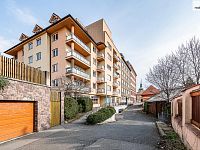 Pronájem slunného bytu 2+kk (78 m²) se dvěma balkony a nádherným výhledem na Prahu - 19