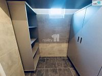   Designový byt 3+kk po kompletní rekonstrukci, 73,6 m2 v Průhonicích, kompletně zařízený - šatna s oknem ve sklepě