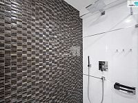   Designový byt 3+kk po kompletní rekonstrukci, 73,6 m2 v Průhonicích, kompletně zařízený - sprchový kout s dešťovou sprchou a umyvadlo značky