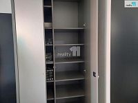   Designový byt 3+kk po kompletní rekonstrukci, 73,6 m2 v Průhonicích, kompletně zařízený - uzamykatelná skříň před bytem