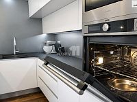   Designový byt 3+kk po kompletní rekonstrukci, 73,6 m2 v Průhonicích, kompletně zařízený - vestavěné spotřebiče AEG