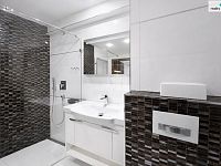   Designový byt 3+kk po kompletní rekonstrukci, 73,6 m2 v Průhonicích, kompletně zařízený - zrcadlo, umývadlo, WC značky Villeroy a Boch