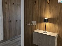 Kompletně zařízený, designově laděný byt 3kk/2xL - chodba