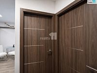 Kompletně zařízený, designově laděný byt 3kk/2xL - dveře značky Sapeli