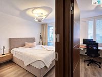 Kompletně zařízený, designově laděný byt 3kk/2xL - pohled z chodby do ložnice a pracovny