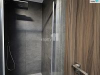Kompletně zařízený, designově laděný byt 3kk/2xL - sprchový kout