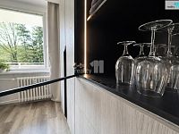 Kompletně zařízený, designově laděný byt 3kk/2xL - vestavěná obývací stěna
