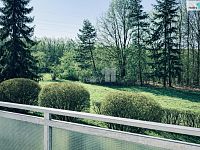 Kompletně zařízený, designově laděný byt 3kk/2xL - výhled z lodžie do zeleně