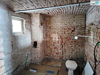 Maršov u Úpice: poloroubenka k rekonstrukci | pozemek 2 328 m² | stodola a dílna - 17