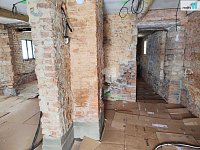 Maršov u Úpice: poloroubenka k rekonstrukci | pozemek 2 328 m² | stodola a dílna - 19