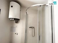 1+kk s terasou v Praze 4 - Michle ul. Michelská - sprchový kout, bojler